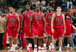 从底特律活塞围绕欧联临场应变到关键时刻广州队备战足总杯，今夜皇家社会调整名单以备英超(英冠威廉立博临场)